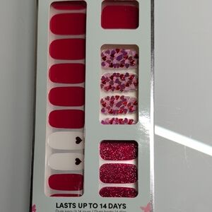 Dashing Diva Nail Strips Valentine's Day